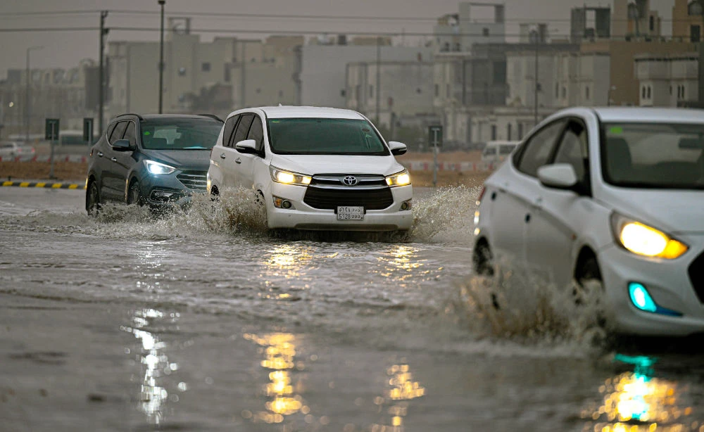 High winds, heavy rain keep Riyadh residents at home
