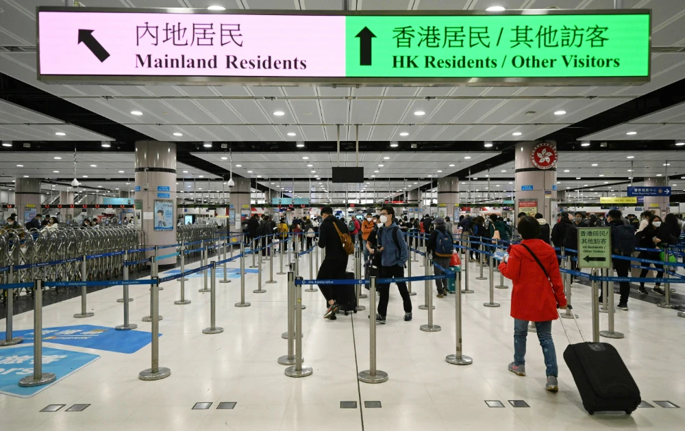 Hong Kong residents go through immigration at Lok Ma Chau checkpoint at the Shenzhen border crossing with mainland China in Hong Kong on January 8, 2023. (AFP)