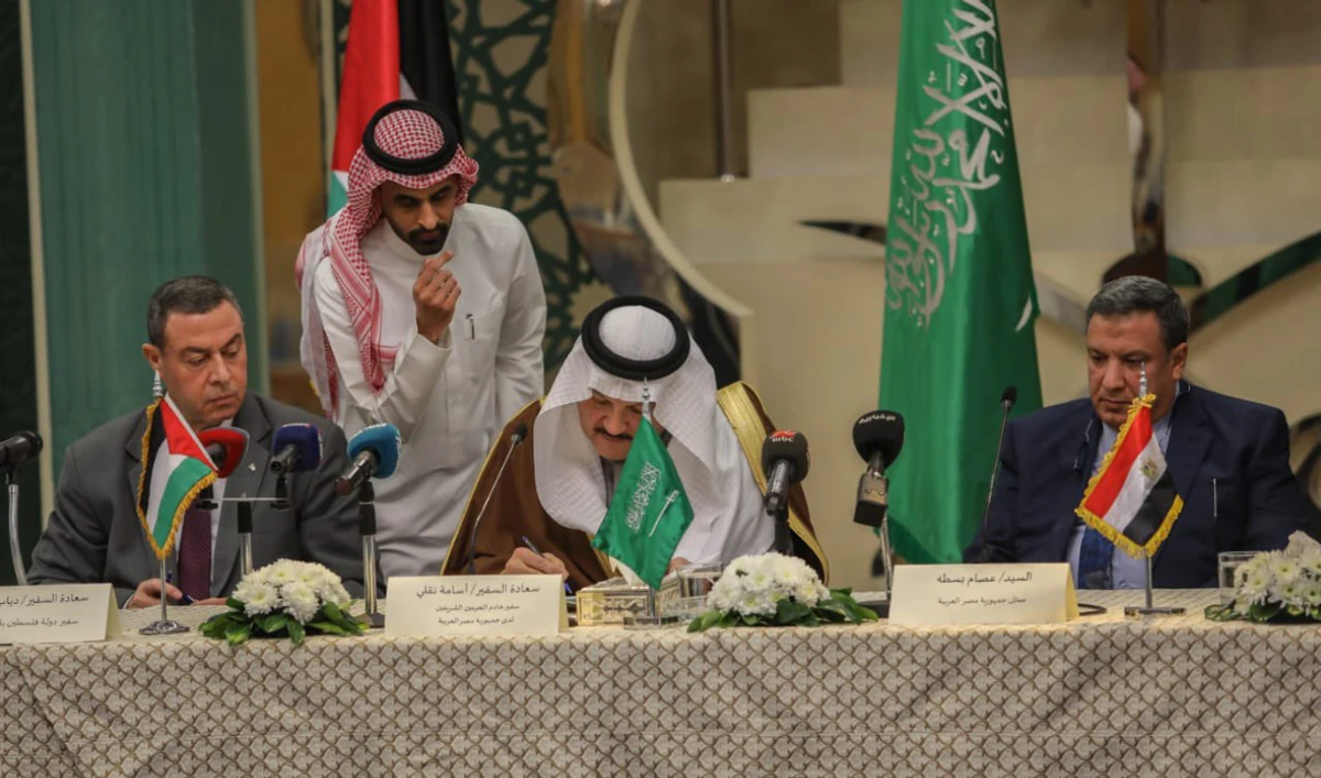 Saudi Ambassador to Egypt Osama Nugali signs the aid agreement with Palestinian Ambassador to Egypt Diab Al-Louh during a recent ceremony held at the Saudi Embassy in Cairo. (@Adahi_org)