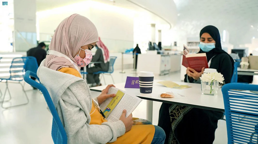 Reading books provide access to in-depth knowledge. (SPA)