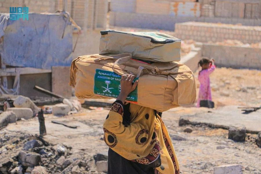 KSrelief distributed 57 tents to people in Yemen's al-Mahrah governorate. (SPA)