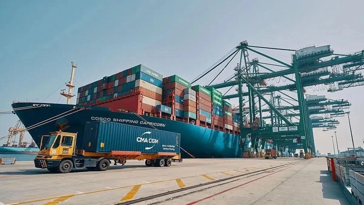 The concession will work on refurbishing berths and facilities across the port’s first container terminal, expand berths and overhaul the container yard within the second container terminal to enable the Arabian Gulf hub to handle giant containerships. File
