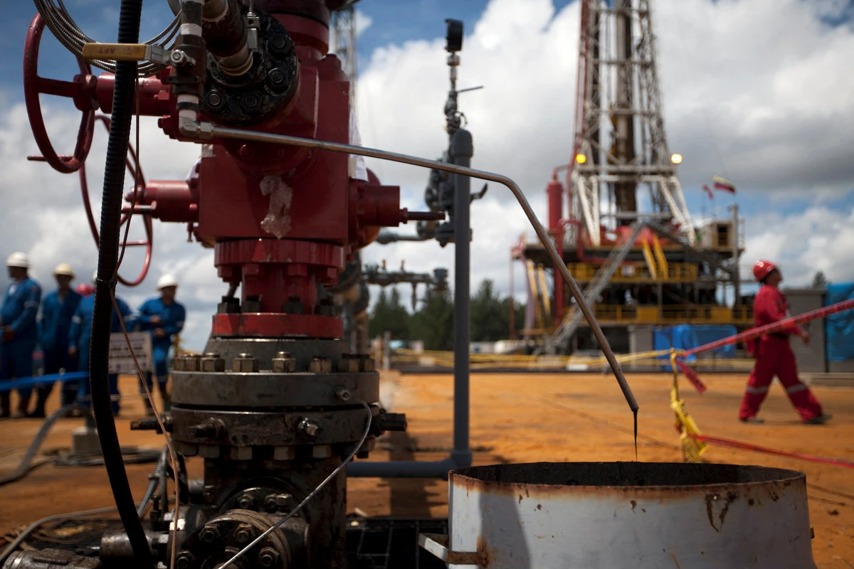 Oil rises 1% as petroleum demand set to touch record next year