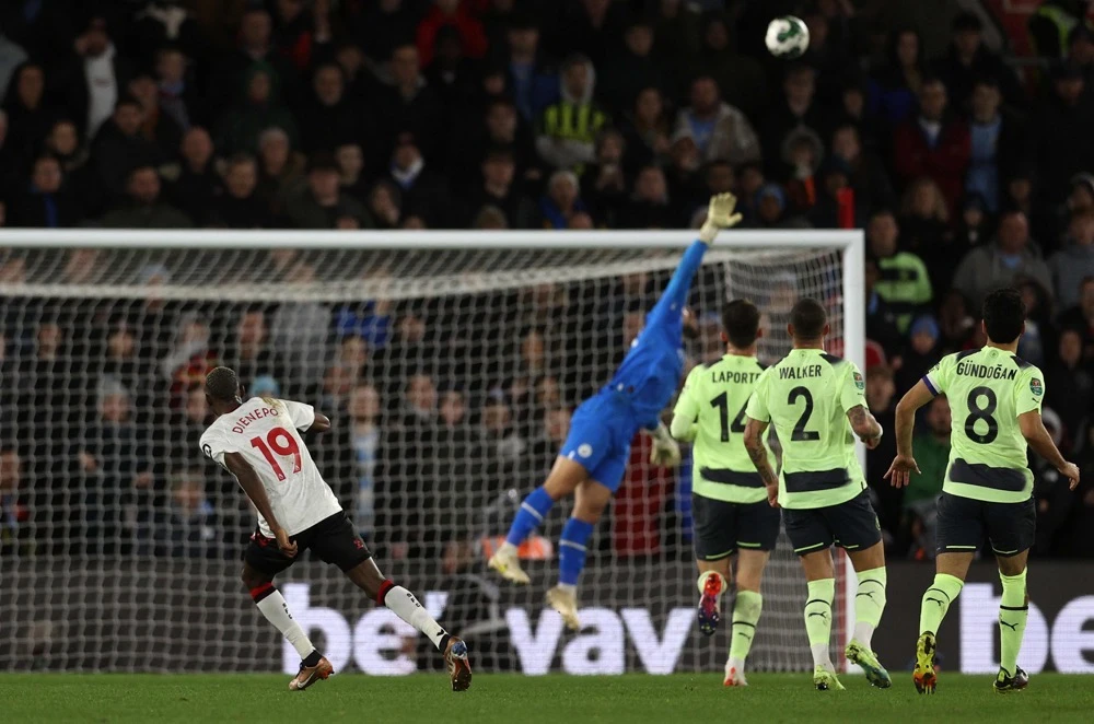 Moussa Djenepo curves in the Saints’ flamboyant second goal. (AFP)