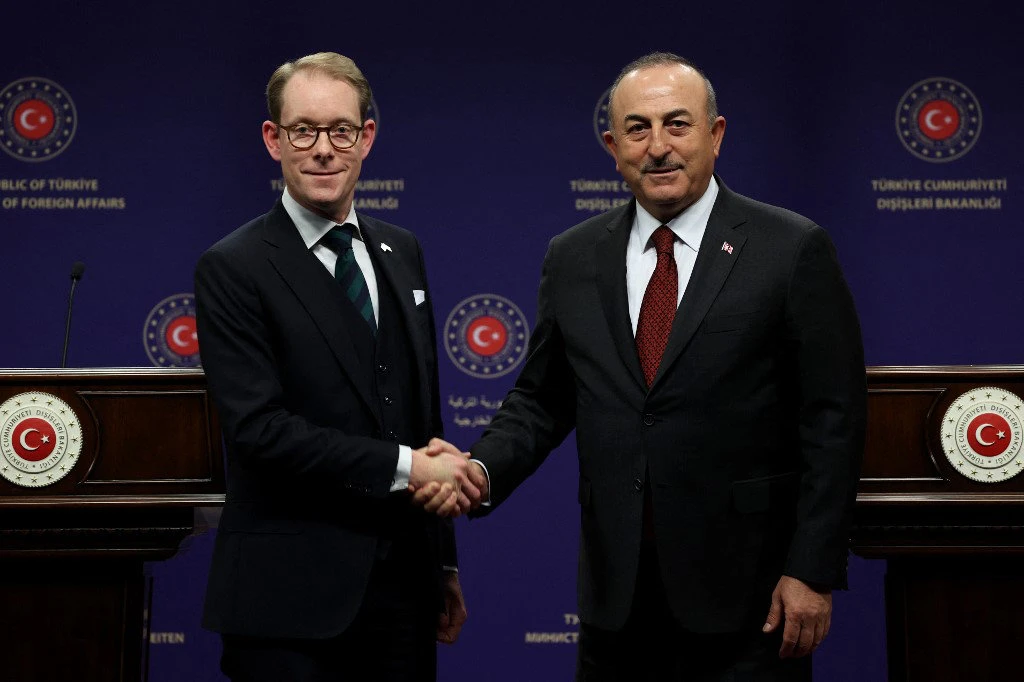 Swedish FM Tobias Billstrom (L) and Turkish FM Mevlut Cavusoglu shake hands after a joint press conference in Ankara on December 22, 2022. (AFP file photo)