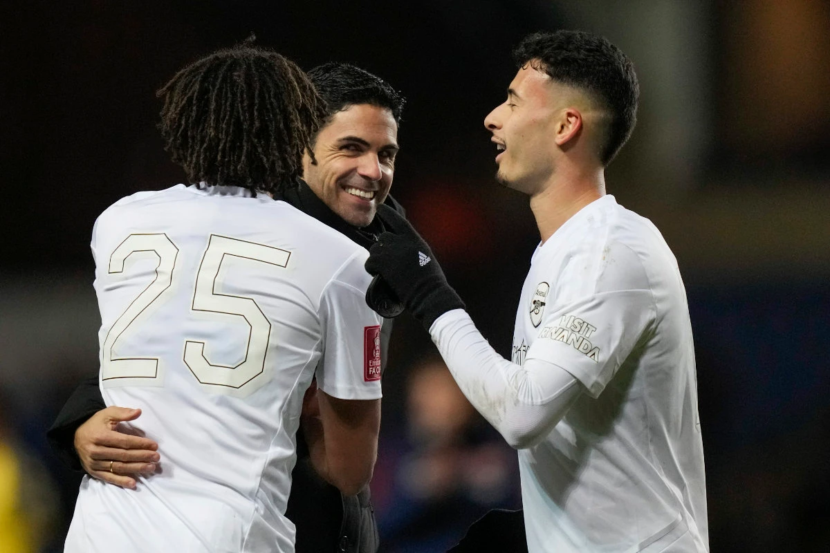 Arsenal's manager Mikel Arteta (center) celebrates with his players at the end of the English FA Cup soccer match between Arsenal and Oxford United on Monday. (AP)
