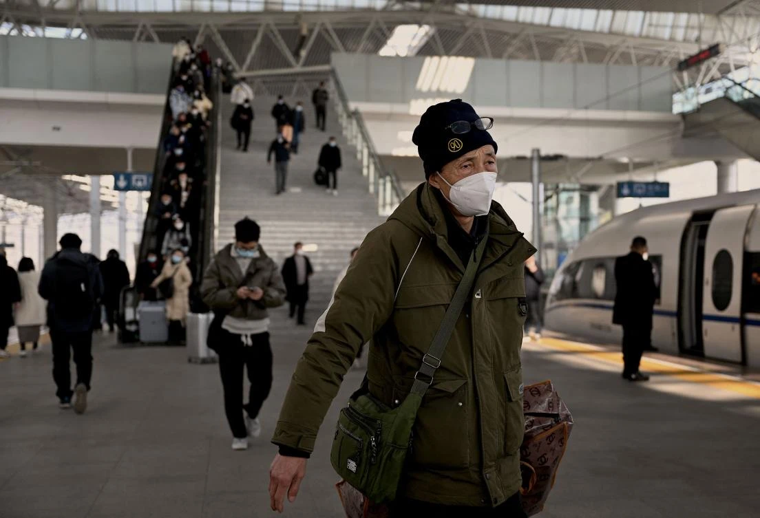 This picture taken on January 5, 2023 shows a man wearing a face mask amid the Covid-19 pandemic arriving at a train station in Bengbu, east China's Anhui Province. (AFP)