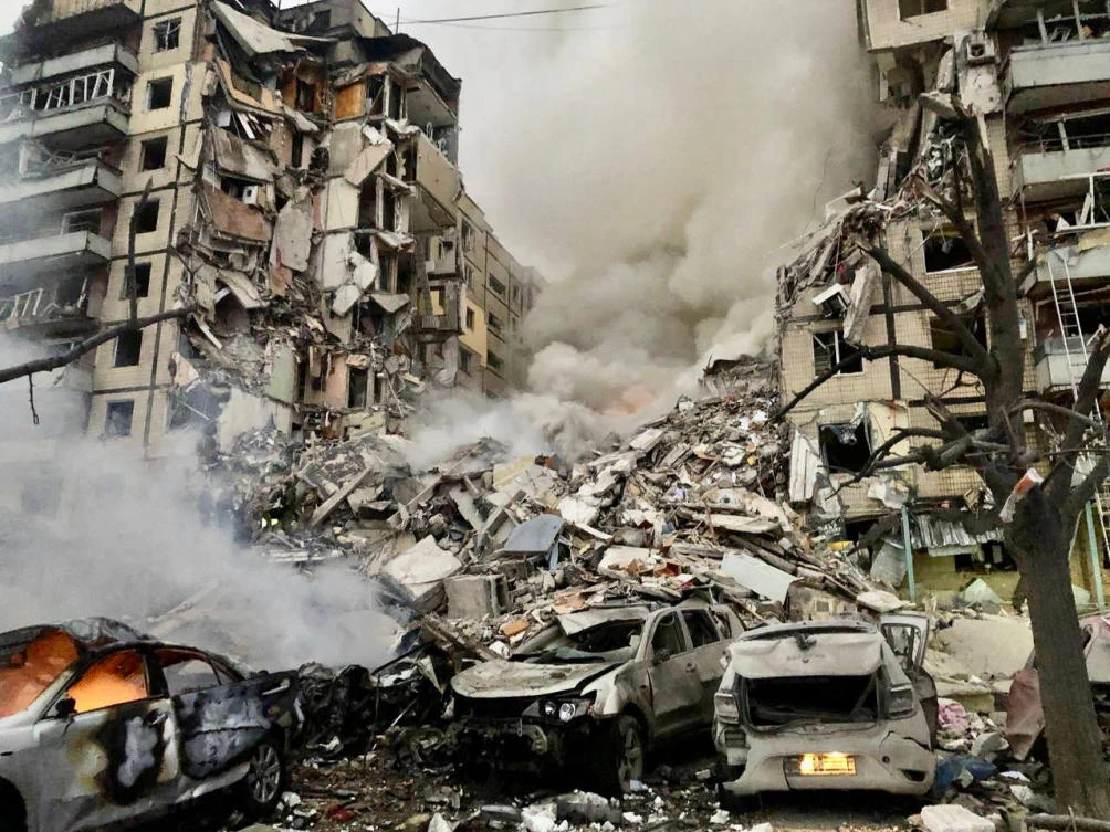 UK to supply tanks to Ukraine; casualties after barrage of Russian missiles