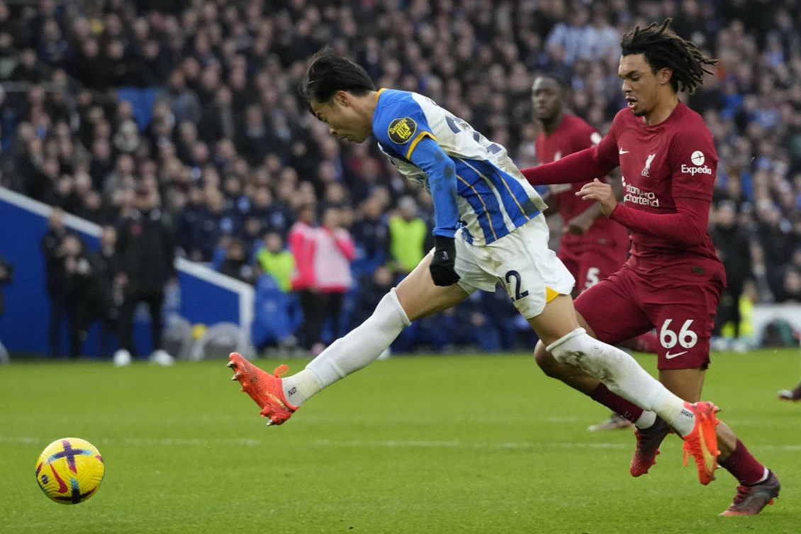 Brighton’s Kaoru Mitoma shoots on goal during their English Premier League match against Liverpool at the Falmer Stadium in Brighton on Jan. 14, 2023. (AP)