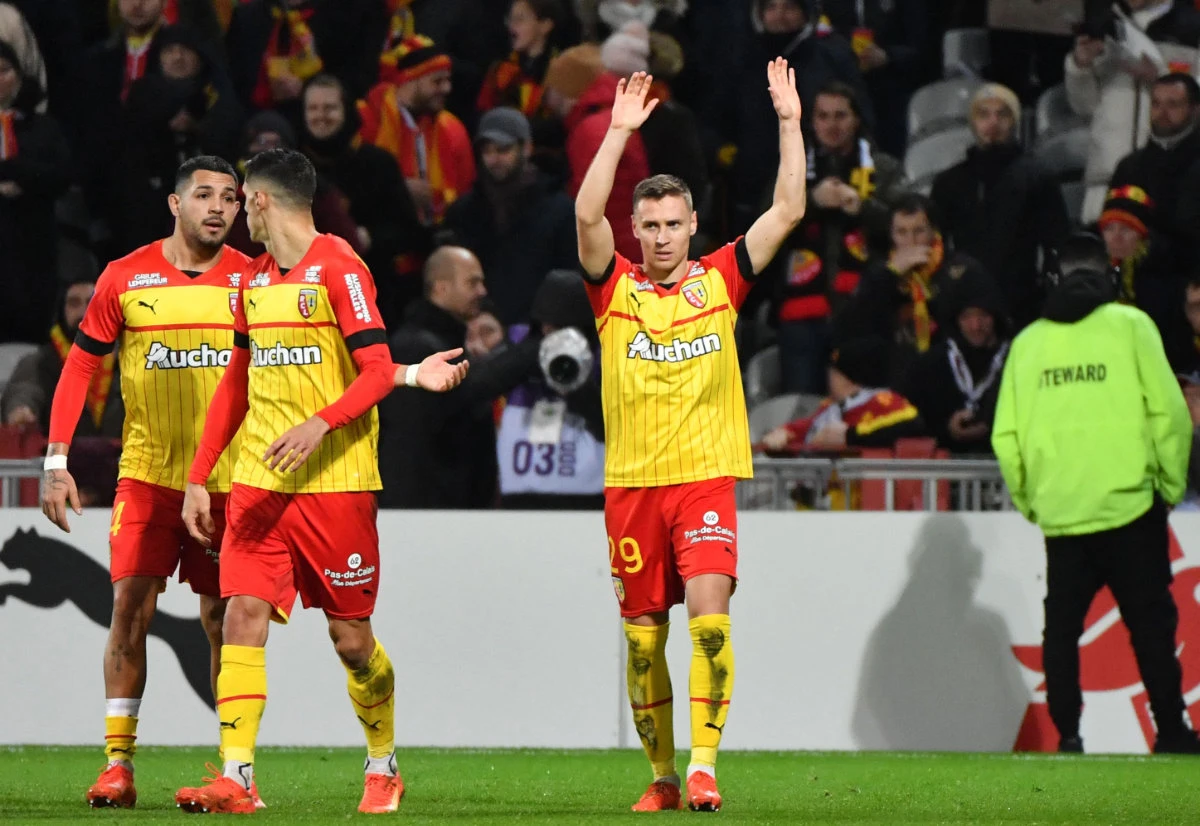 Lens’ Polish defender Przemyslaw Frankowski (R) celebrates after scoring a goal during the French L1 football match between RC Lens and AJ Auxerre at the Bollaert-Delelis stadium in Lens on Saturday. (AFP)