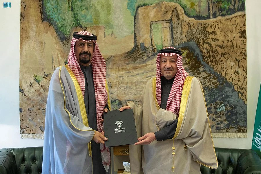 The Kingdom’s Deputy Foreign Minister Waleed bin Abdulkarim Al-Khuraiji receives the letter from Kuwait’s ambassador to Saudi Arabia, Sheikh Ali Al-Khaled Al-Jaber Al-Sabah, in Riyadh. (SPA)