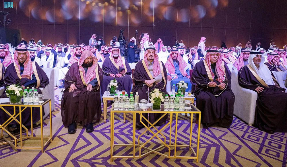 Riyadh Gov. Prince Faisal bin Bandar honors the winners of the King Abdulaziz Quality Award. (SPA)