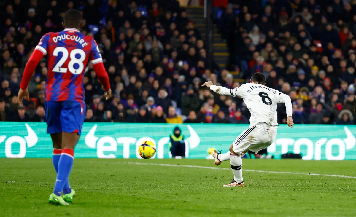 Manchester United's Bruno Fernandes scores their first goal against Crystal Palace's Vicente Guaita during their Premier League match on January 18, 2023. (Reuters)