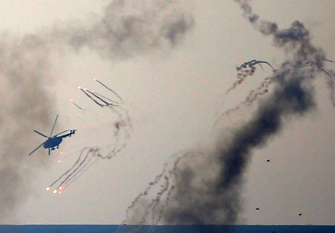 A Ukrainian helicopter releases chaff and flare countermeasures as it flies in the vicinity of Bakhmut, Donetsk region on Jan. 17, 2023. (AFP)