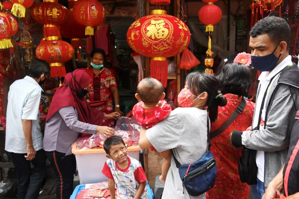 Indonesians shop at stalls selling items for Lunar New Year in Jakarta on Feb. 11, 2021. (AFP/File)