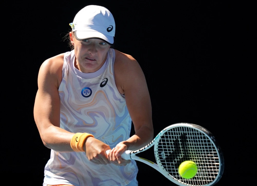 Medvedev latest to exit Australian Open but Swiatek charges on