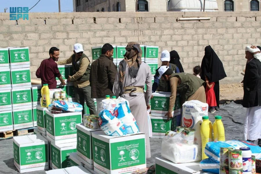 KSRelief distributed 12,198 tons of food parcels to families in-need in Yemen. (SPA)
