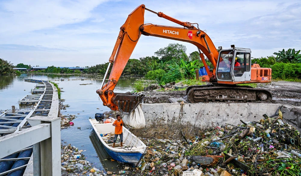 Workers clearing mounds of floating plastic waste of the Klang river, in Klang, on the outskirts of Kuala Lumpur. (AFP file photo)