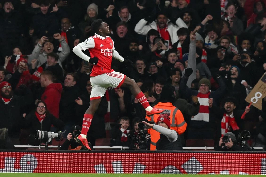 Arsenal beat Man Utd 3-2 to open up five-point Premier League lead