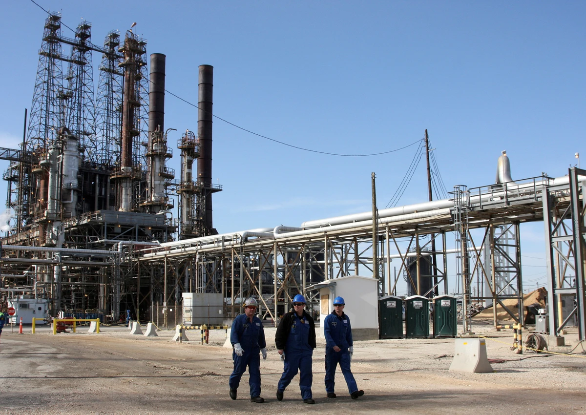 Brent futures for March delivery fell $1.15 to $87.04 a barrel, a 1.3 percent loss, by 11:11 a.m. EST (1611 GMT). US crude fell 96 cents, or 1.2 percent, to $80.66 per barrel. Reuters/File