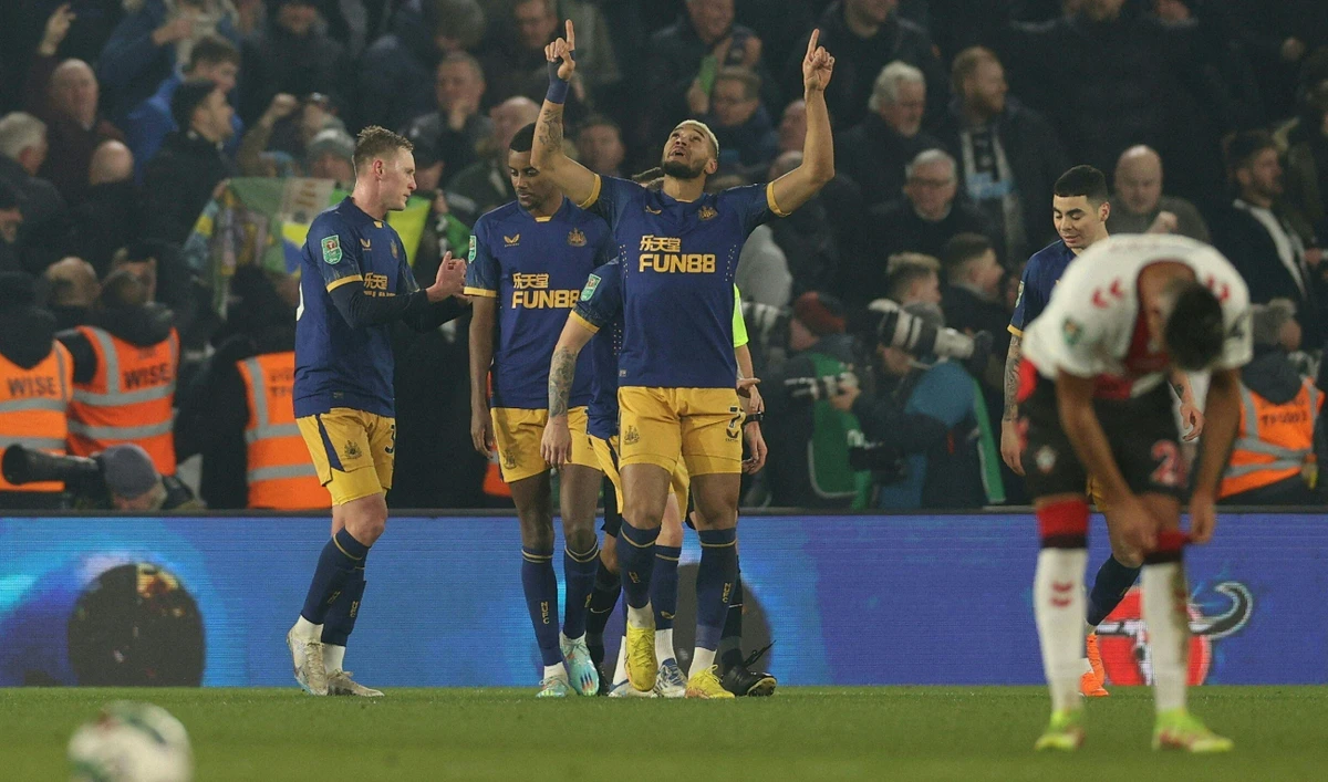 Newcastle United's Brazilian striker Joelinton (C) celebrates scoring the opening goal during the English League Cup semi-final first-leg football match against Southampton. (AFP)