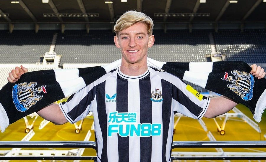 Still time for Newcastle to strike January deals, says Howe
