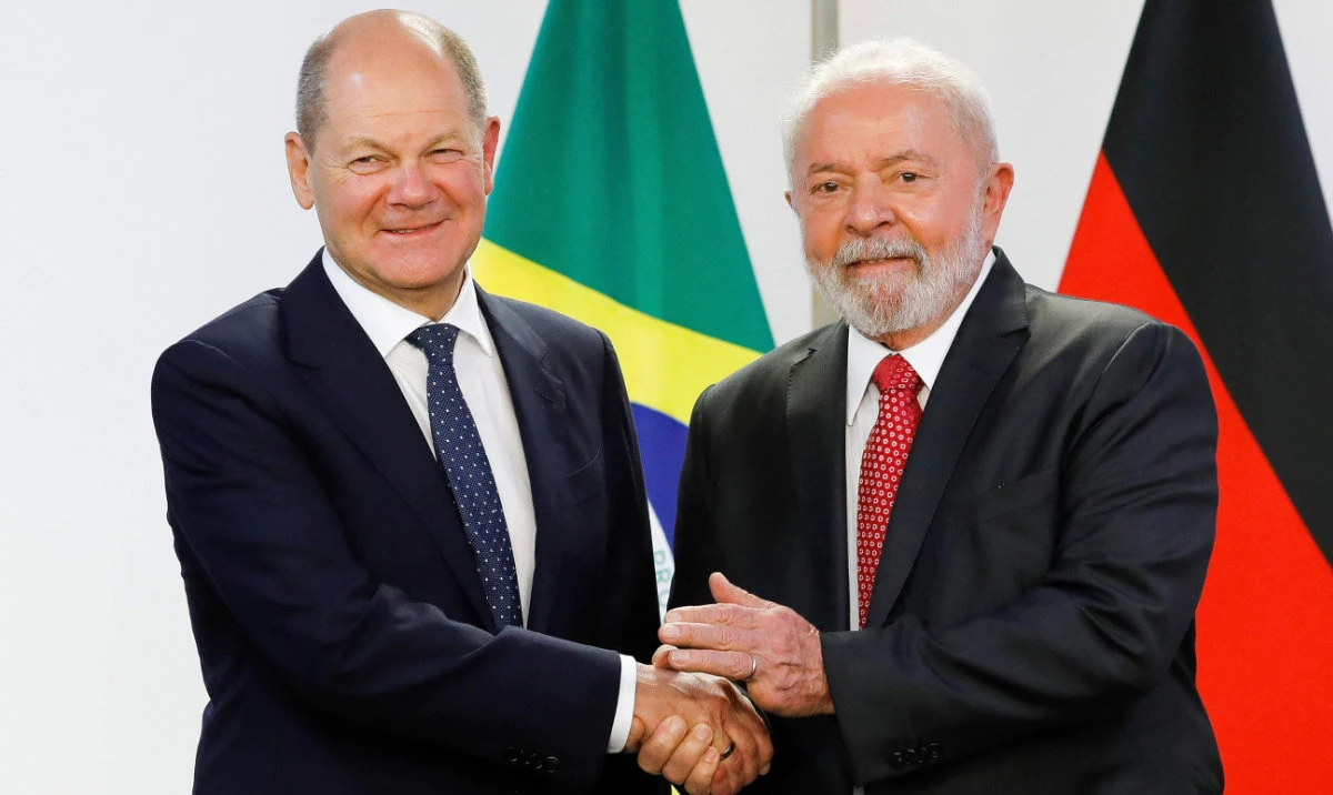 Brazilian President Luiz Inacio Lula da Silva (R) shakes hands with German Chancellor Olaf Scholz (L) during a meeting at the Planalto Palace in Brasilia on January 30, 2023. (AFP)
