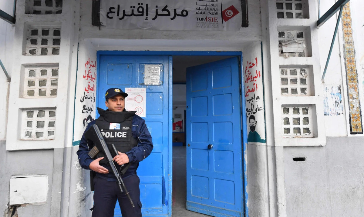 Tunisia president blames hatred of parliament for low turnout in elections