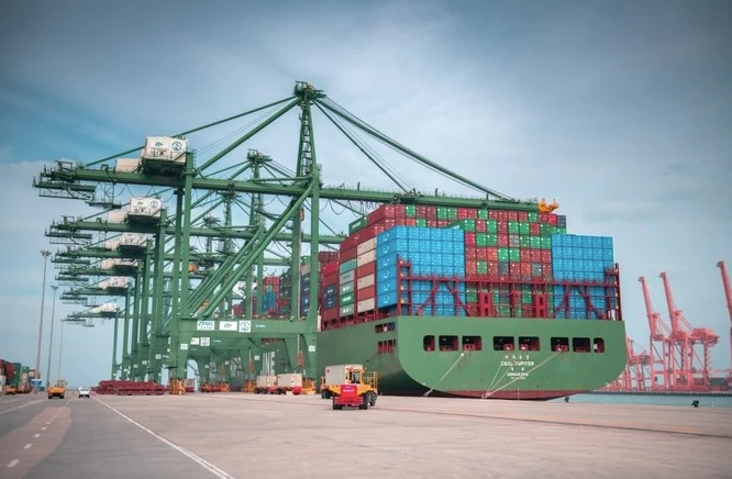 King Abdulaziz Port in Dammam is the primary entryway for cargo headed to the country’s eastern and central regions from all over the world (File)