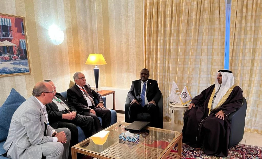 The two sides reviewed regional and international interests, and agreed on full coordination in international forums in support of all Arab and African matters. (Arab Parliament)