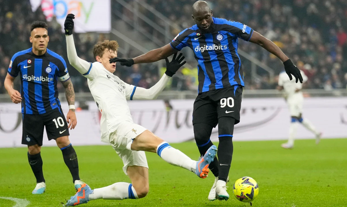 Atalanta’s Giorgio Scalvini tries to tackle Inter Milan’s Romelu Lukaku, right, during the Italian Cup quarterfinal soccer match between Inter Milan and Atalanta at the San Siro stadium, in Milan, Italy, Tuesday, Jan. 31, 2023. (AP)