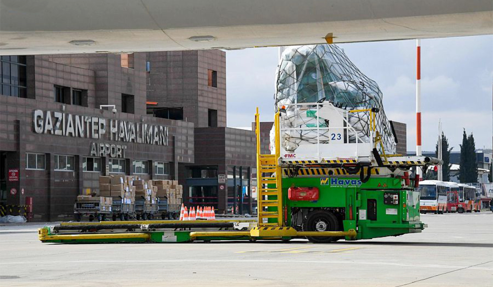 Saudi Arabia’s relief flight arrives at Gaziantep Airport in Turkiye. (SPA)