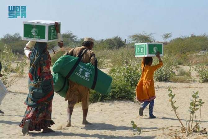 KSRelief distributed 400 food packages to those affected by the floods in Pakistan’s Sindh province. (SPA)