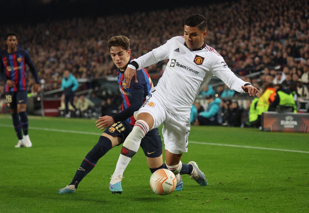 United’s Casemiro competes for the ball with Barcelona’s Gavi. (Reuters)