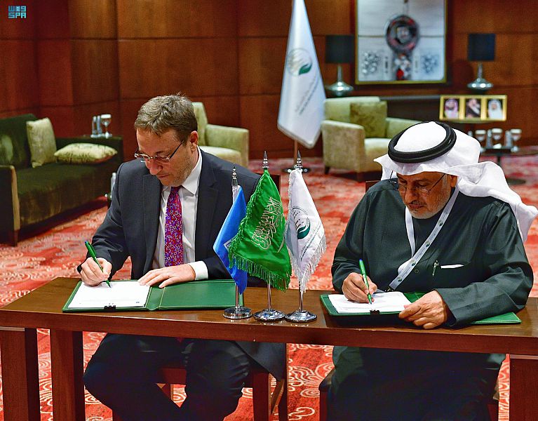 KSrelief General Supervisor Dr. Abdullah Al-Rabeeah and UNDP Administrator Achim Steiner sign the humanitarian aid agreements in Riyadh. (SPA)