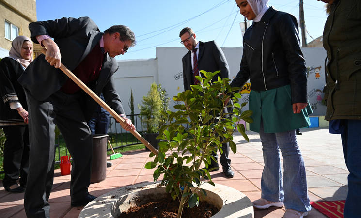 The German Ambassador to Jordan inaugurates a green play area at the UNRWA Talbieh Girls’ School. (UNRWA)
