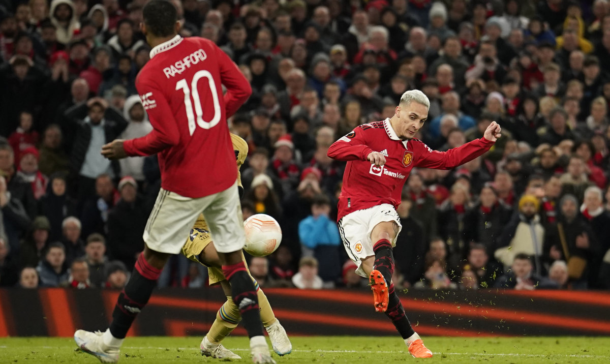 Manchester United's Antony, right, scores his side's second goal during the Europa League playoff second leg match against Barcelona at Old Trafford stadium in Manchester, England, Thursday. (AP)