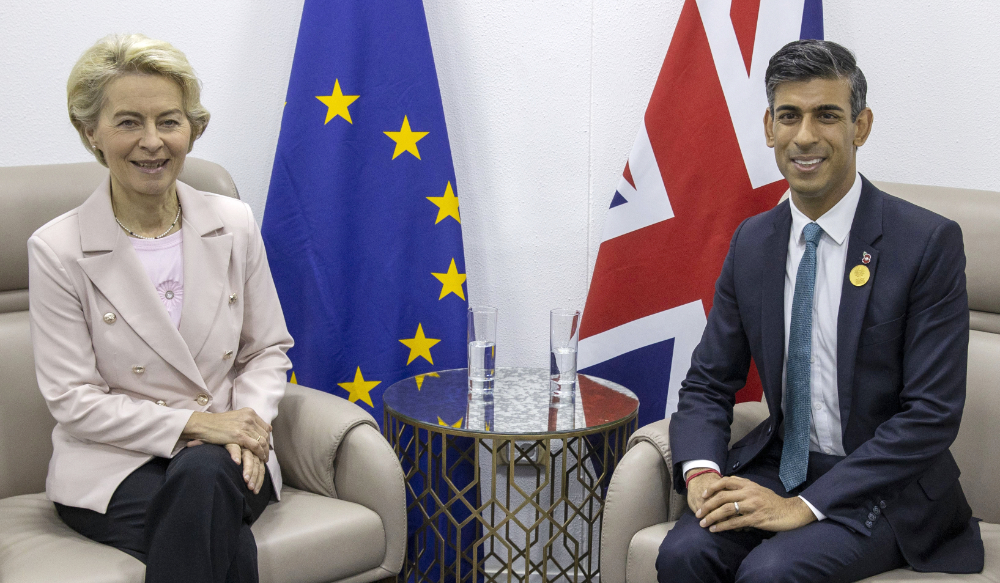 European Commission President Ursula von der Leyen, left, and British Prime Minister Rishi Sunak meet during the COP27 climate summit in Sharm el-Sheikh, Egypt, Nov. 7, 2022. (AP)