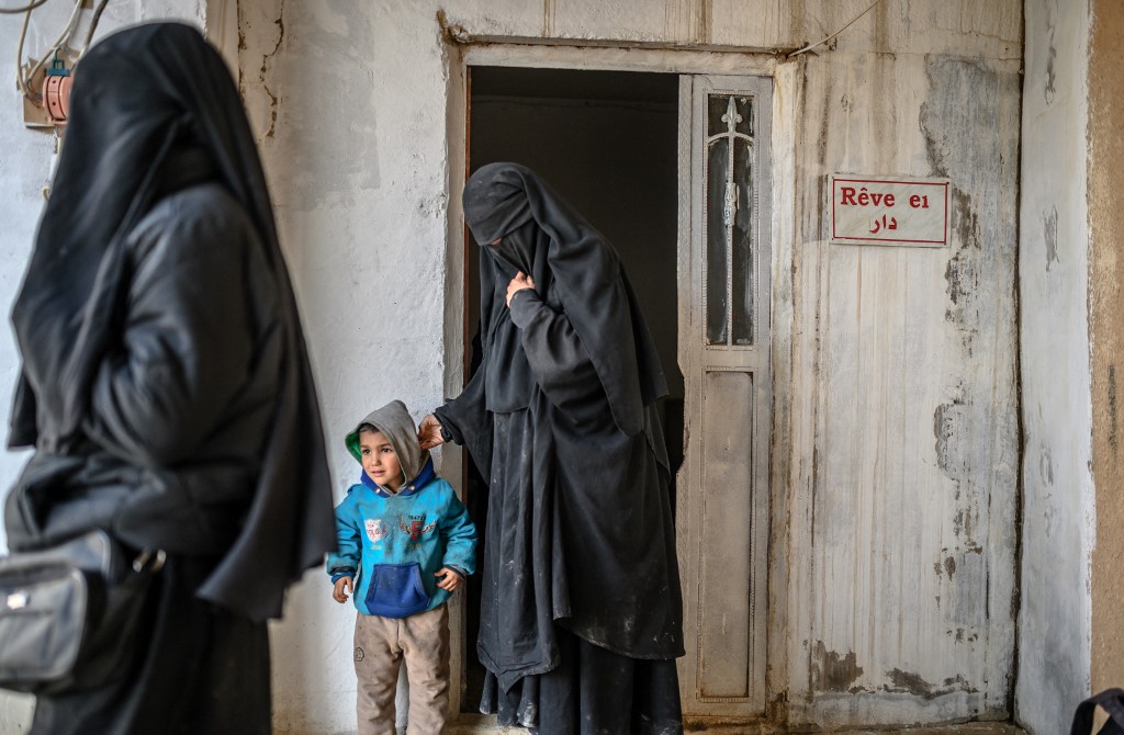 Above, two detained French women, reportedly wives and members of the Daesh, at the Al-Hol camp in Al-Hasakeh governorate in northeastern Syria on Feb. 17, 2019. (AFP file photo)