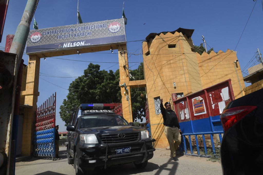 A Pakistani policeman gestures as a police vehicle leaves the Central Prison in Karachi on Sept. 22, 2020. (AFP file photo)