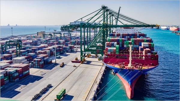 The ISI connects the King Abdulaziz Port with the Indian port Mundra and the Iraqi port Umm Qasr, with a carrying capacity of 929 standard containers.
