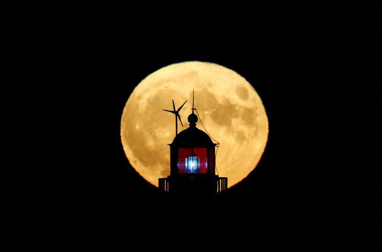 What time is it on moon? Europe pushing for lunar time zone