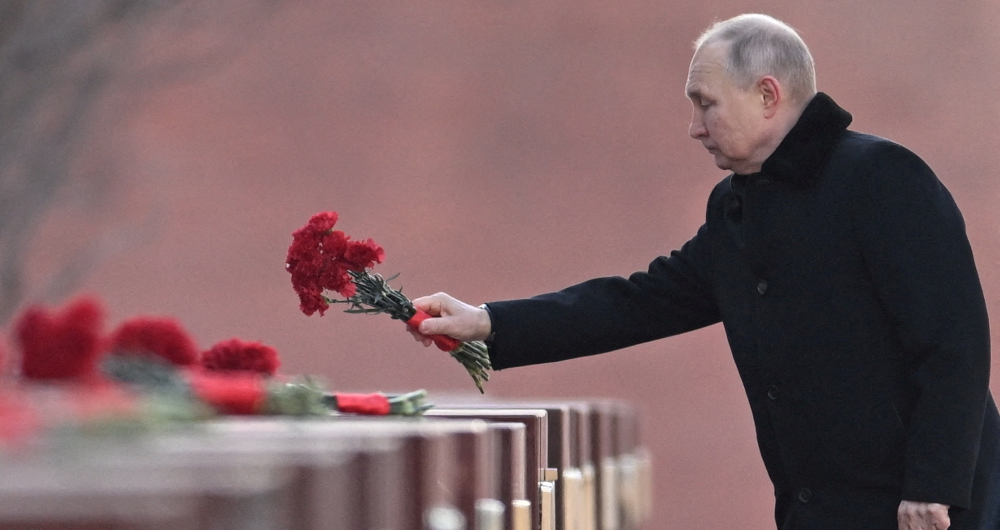 Russian President Vladimir Putin lays flowers at a memorial to the Hero Cities of the Great Patriotic War. (Reuters)