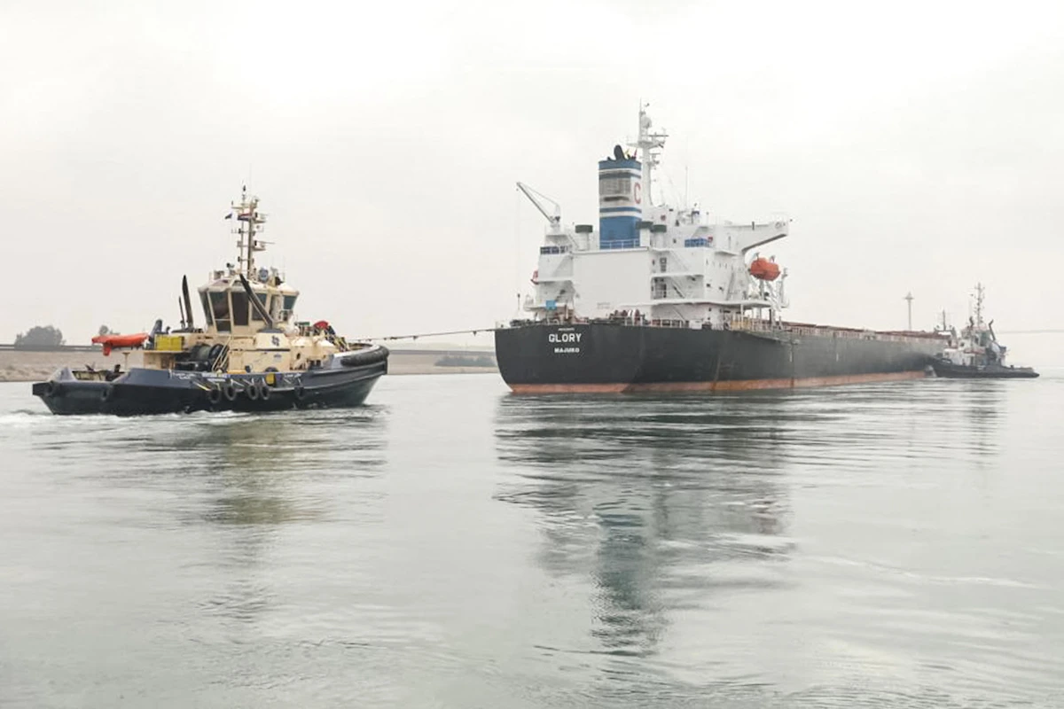 A tugboat pulling the Marshall Islands-flagged bulk carrier M/V Glory in the Suez Canal. (File/AFP)
