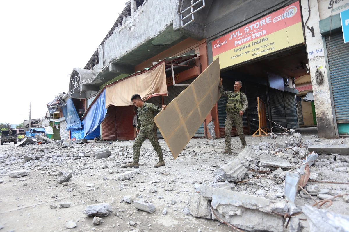 Strong quake knocks out power, sends residents fleeing homes in southern Philippines