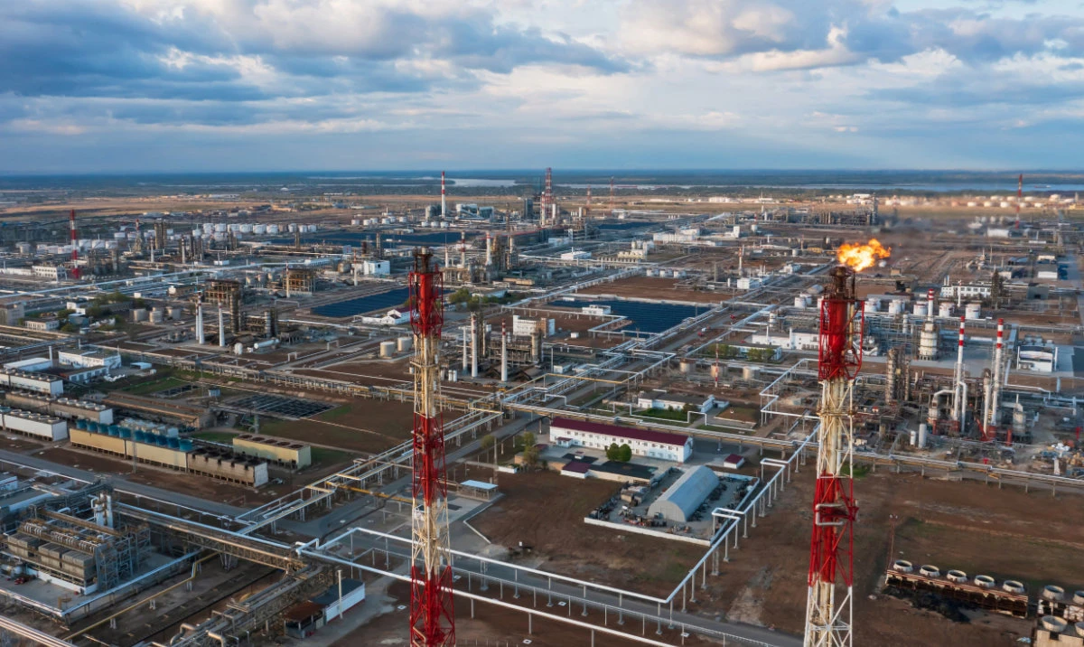 Oil steady as Russian crude products ban looms