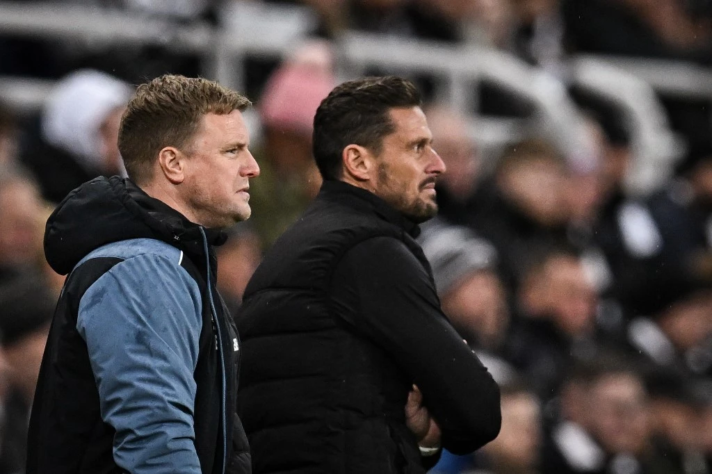 Newcastle United's English head coach Eddie Howe (L) anbd his deputy Jason Tindall (R) react during the English League Cup semi final football match between Newcastle United and Southampton. (AFP)
