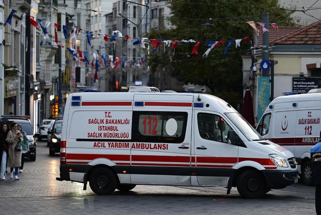 Bus crash kills at least 8, injures dozens in western Turkiye