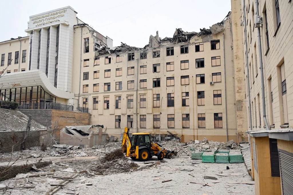 Russian reinforcements pour into eastern Ukraine, says governor