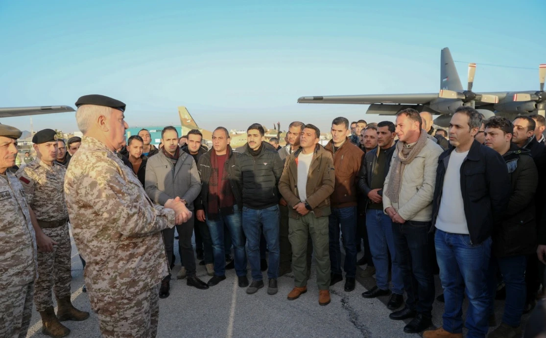 Jordan Armed Forces’ Maj. Gen. Yousef Huneiti meeting with the field hospital staff upon their departure to Turkiye. (Petra)